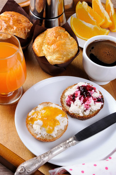 早餐好与ricotta橙色和樱桃小时