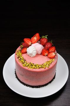 巧克力草莓蛋糕装饰与浆果蛋白酥皮和开心果