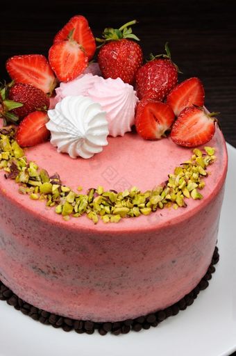巧克力草莓蛋糕装饰与浆果蛋白酥皮和开心果