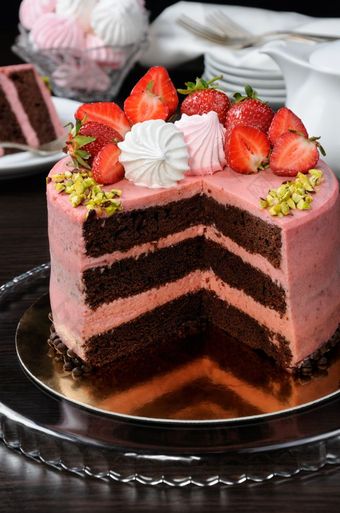 巧克力草莓蛋糕装饰与浆果蛋白酥皮和开心果减少