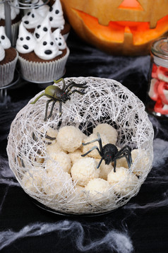 糖果华夫格球的形式蜘蛛鸡蛋茧与蜘蛛的表格为万圣节