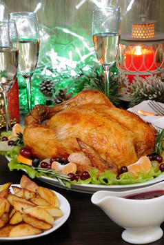 精致的烤鸡与开胃的地壳与柑橘类装饰的圣诞节表格