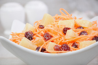 沙拉菠萝新鲜的胡萝卜干小红莓酸奶穿着谷蛋白免费的素食主义者