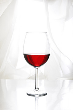 玻璃红色的酒bordeaux-shaped玻璃光背景
