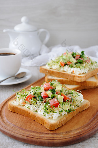 三明治为早餐从温柔的多汁的发芽苜蓿豆芽与软ricotta番茄和鳄梨片与杯咖啡茶哪一个五月更好的为打破