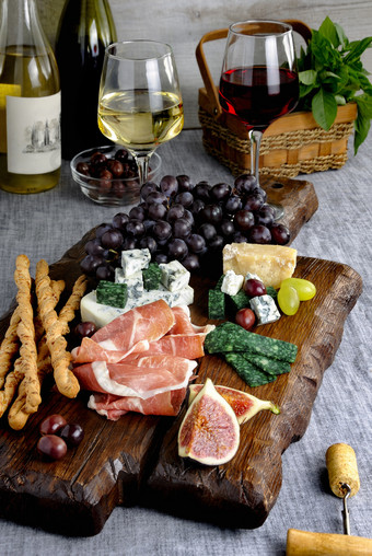 菜为零食antipasto木董事会与火腿不同的类型奶酪葡萄和无花果表格与酒