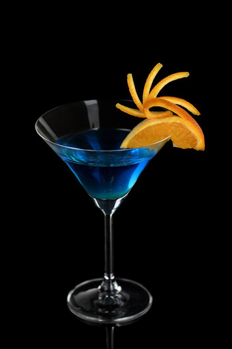 装饰为鸡尾酒<strong>橙色优雅</strong>的和原始演讲马提尼蓝色的库拉索岛黑色的背景