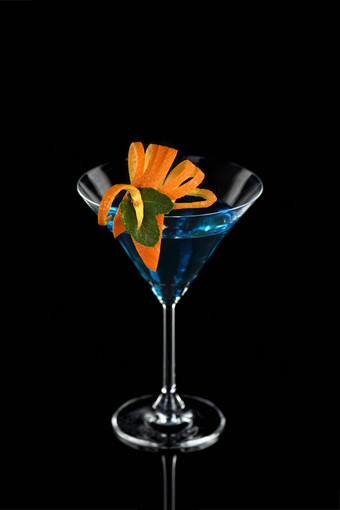 装饰为鸡尾酒橙色和薄荷优雅的和原始演讲马提尼蓝色的库拉索岛黑色的背景
