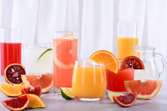 让人耳目一新新鲜的排毒柑橘类果汁从橙色西西里橙色葡萄柚石灰