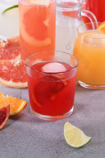 让人耳目一新新鲜挤压西西里橙色汁在新鲜的排毒柑橘类果汁从橙色葡萄柚石灰