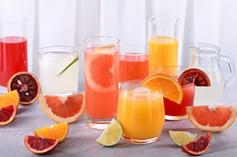 让人耳目一新新鲜的排毒柑橘类果汁从橙色西西里橙色葡萄柚石灰