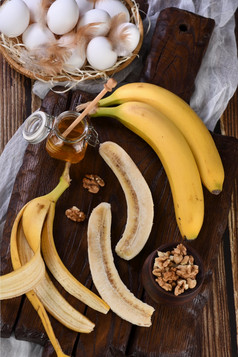 香蕉坚果鸡蛋蜂蜜成分为烘焙自制的香蕉面包