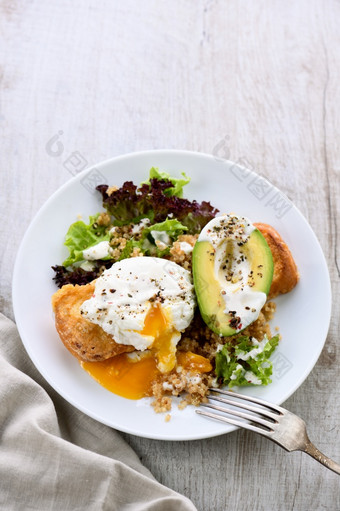 健康的和平衡早餐板本尼迪克特rsquo蛋传播烤烤面包与一半鳄梨藜麦和生菜经验丰富的香料和酸奶沙拉酱享受的大多数重要的餐的一天