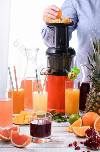 女人准备柑橘类果汁从橙色葡萄柚石榴菠萝芒果<strong>榨汁机</strong>