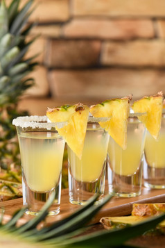 双照片热带龙舌兰酒与菠萝汁这肯定会伟大的聚会，派对为五蛋黄酱!