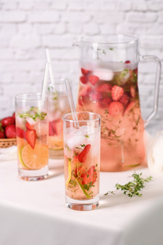 草莓夏天鸡尾酒柠檬水与百里香和柠檬冷让人耳目一新有机软喝与成熟的浆果玻璃