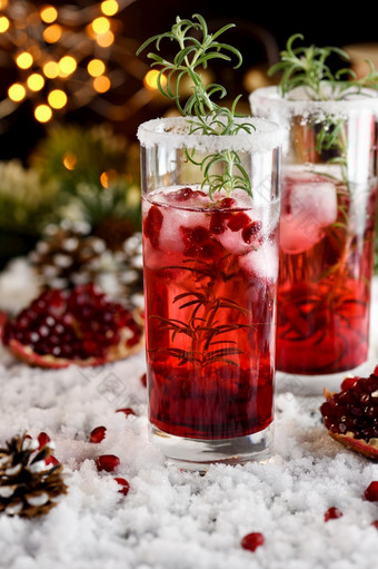 玻璃与<strong>石榴</strong>丽塔·哈与蜜饯小<strong>红</strong>莓迷迭香完美的鸡尾酒为圣诞节聚会，派对