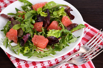 葡萄柚沙拉混合生菜芝麻菜和橄榄沙拉酱饮食菜单适当的<strong>营养素</strong>食者食物