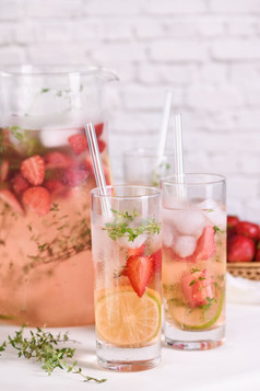 石灰和百里香结合与新鲜的草莓汁和龙舌兰酒这鸡尾酒完整的充满活力的夏天香气和芳香草本植物展示的最好的水果结合