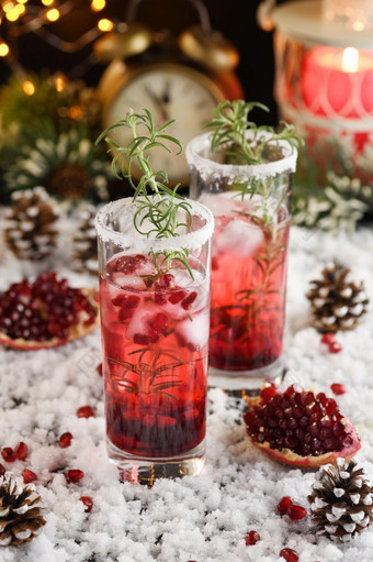 玻璃与<strong>石榴</strong>丽塔·哈与蜜饯小<strong>红</strong>莓迷迭香完美的鸡尾酒为圣诞节聚会，派对