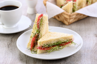 小麦烤面包三明治与奶油奶酪与microgreen洋葱豆芽和意大利蒜味腊肠健康的和新鲜的食物