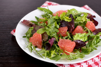 葡萄柚沙拉混合生菜芝麻菜和橄榄沙拉酱饮食菜单适当的营养素食者食物