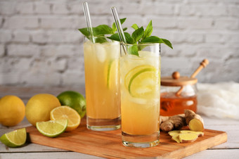 难以置信的薰衣草柠檬水rsquo甜和味与自制的薰衣草蜂蜜糖浆使更健康的和更美味的让人耳目一新有机non-alcohol鸡尾酒
