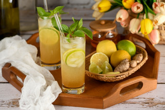 难以置信的薰衣草柠檬水rsquo甜和味与自制的薰衣草蜂蜜糖浆使更健康的和更美味的让人耳目一新有机non-alcohol鸡尾酒