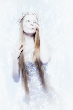 幻想冰女王主题年轻的美丽的女人工作室拍摄