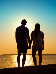 爱年轻的夫妇享受的日落在一起美丽的晚上群岛