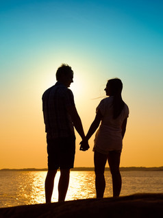 爱年轻的夫妇享受的日落在一起美丽的晚上群岛