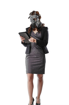 业务看年轻的成人女人穿个人气体面具而且她使用平板电脑电脑白色背景