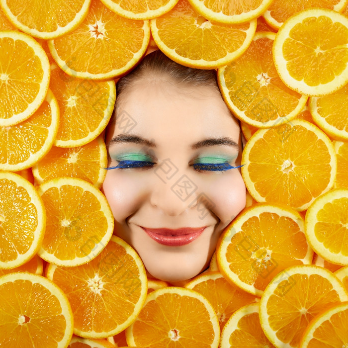 美丽的女人表达式脸与橙色片框架