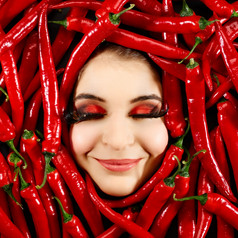 美丽的女人表达式脸与红色的辣椒胡椒框架
