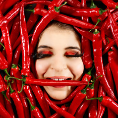 美丽的女人表达式脸与红色的辣椒胡椒框架