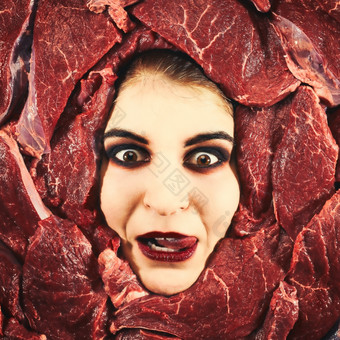 美丽的女人表达式脸与牛肉框架cross-processed图像