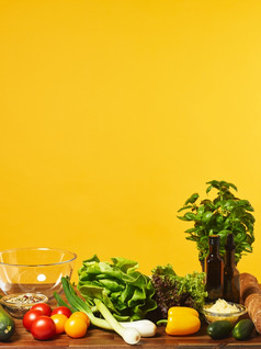 新鲜的沙拉成分的表格复制空间而且黄色的背景