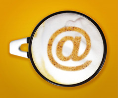 咖啡艺术杯卡布奇诺咖啡与电子邮件标志黄色的背景咖啡艺术