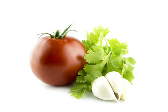 新鲜的西红柿与大蒜而且欧芹新鲜的西红柿与大蒜而且欧芹白色背景
