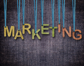 市场营销信挂字符串与蓝色的麻布背景市场营销