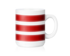 白色陶瓷杯子与红色的行孤立的白色与剪裁工作路径