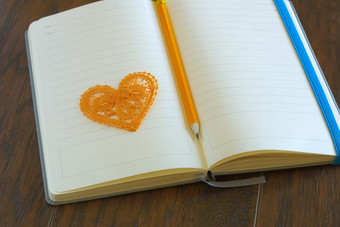 心象征与铅笔开放空白笔记本页面爱消息浪漫概念歌词情书信书