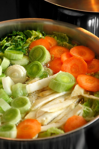 大能蔬菜汤沸腾前炉子焦点在的中间图像