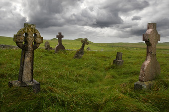 古老的凯尔特墓地与没有标记的墓碑从的rsquo的中间草地农村苏格兰