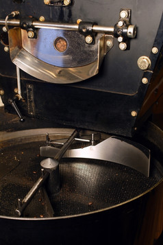 大咖啡烘烤器只是之前的豆子是提取而且慢慢地搅拌的冷却油缸
