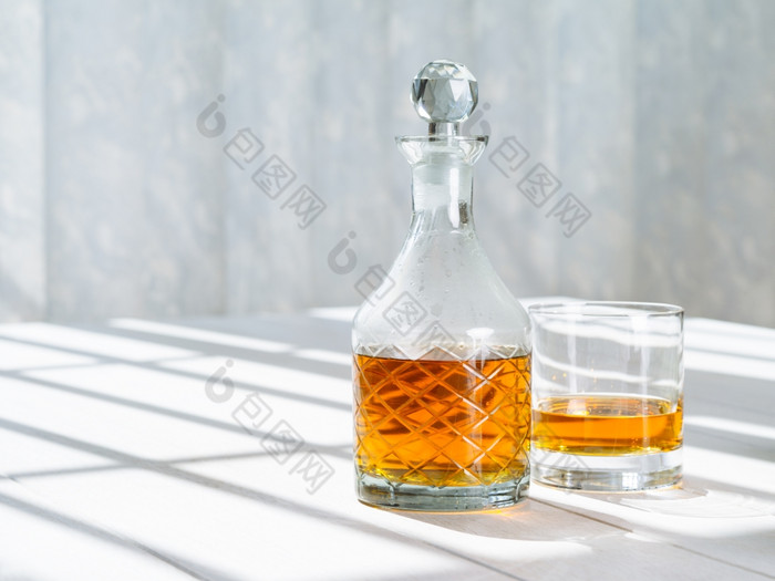 照片威士忌玻璃水瓶而且岩石玻璃表格窗口