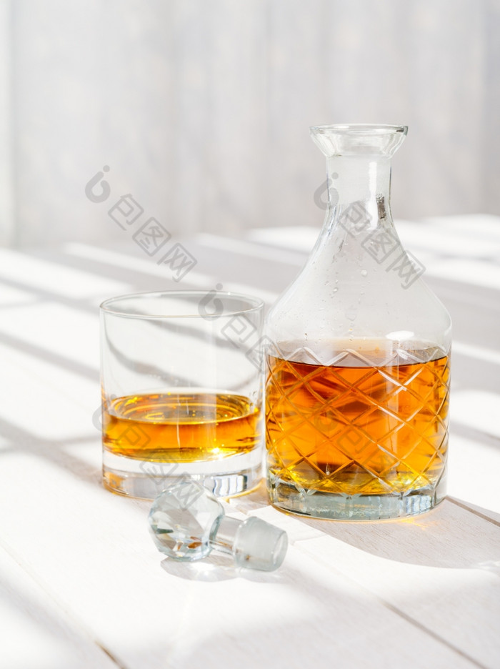 照片威士忌玻璃水瓶而且岩石玻璃表格窗口