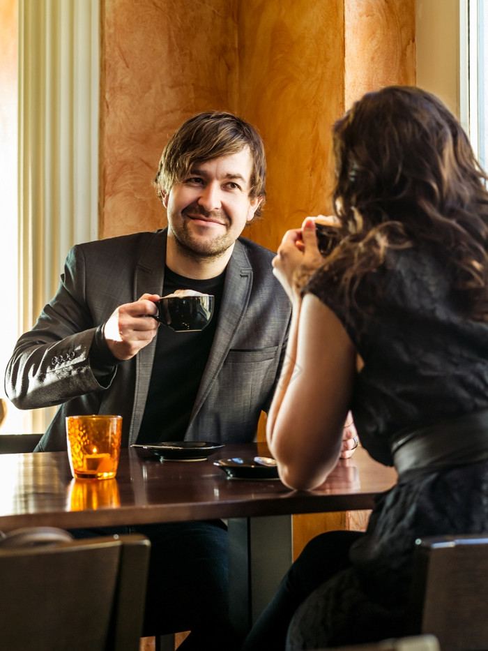 照片年轻的夫妇坐着餐厅浪漫的日期图片