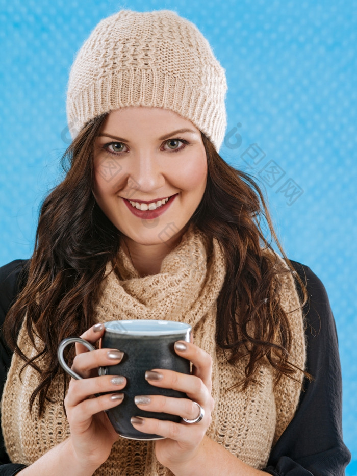 照片美丽的浅黑肤色的女人包装温暖的围巾和他喝热咖啡热巧克力