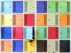 照片色彩斑斓的储物柜高学校背景
